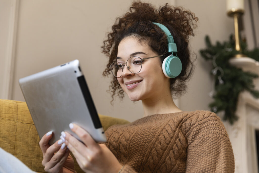 mulher de tiro medio com fones de ouvido